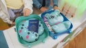 MILUSIE PAKUSIE W PODRÓŻY Azorek Odkrywca walizka pluszak poduszka puzzle