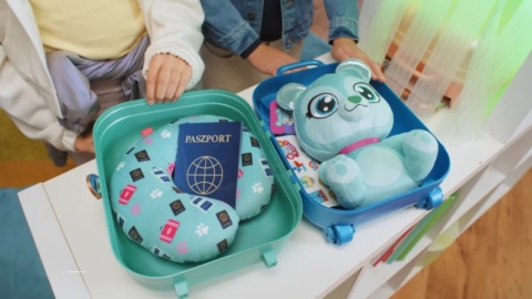 MILUSIE PAKUSIE W PODRÓŻY Azorek Odkrywca walizka pluszak poduszka puzzle